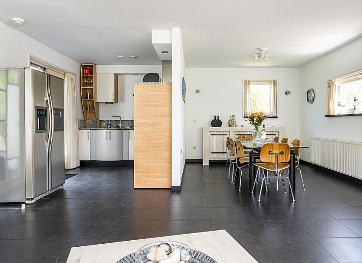 Westduin 19 vakantiehuis in Vlissingen, moderne architectuur omgeven door groen op Walcheren, Zeeland.