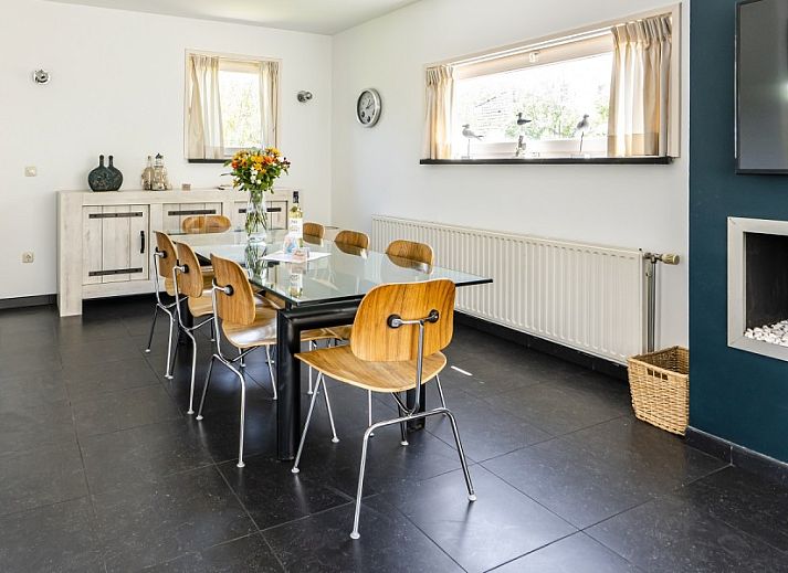 Luchtfoto van Westduin 19 in Vlissingen, vakantiehuis op Walcheren met nabijgelegen strand en natuur.