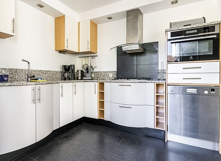 Luchtfoto van Westduin 19 in Vlissingen, vakantiehuis op Walcheren met nabijgelegen strand en natuur.