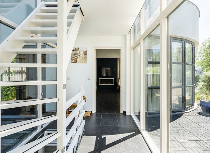 Luchtfoto van Westduin 19 in Vlissingen, vakantiehuis op Walcheren met nabijgelegen strand en natuur.