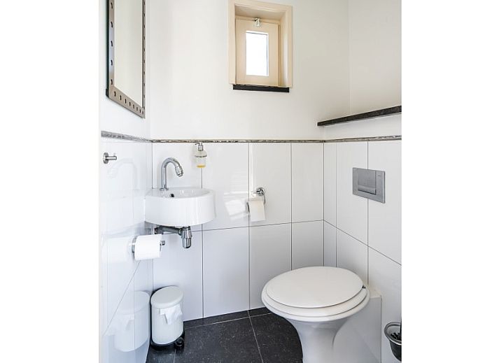 Stijlvolle woonkamer in Westduin 19 vakantiehuis in Vlissingen, Walcheren, met veel lichtinval.