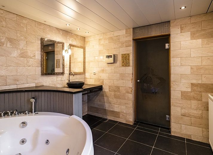 Stijlvolle woonkamer in Westduin 19 vakantiehuis in Vlissingen, Walcheren, met veel lichtinval.