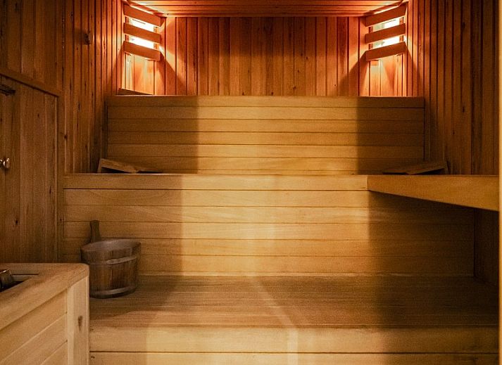 Stijlvolle woonkamer in Westduin 19 vakantiehuis in Vlissingen, Walcheren, met veel lichtinval.