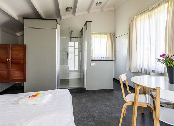 Open keuken en eetruimte in Westduin 19 vakantiehuis, Vlissingen, Walcheren, ideaal voor familiediners.