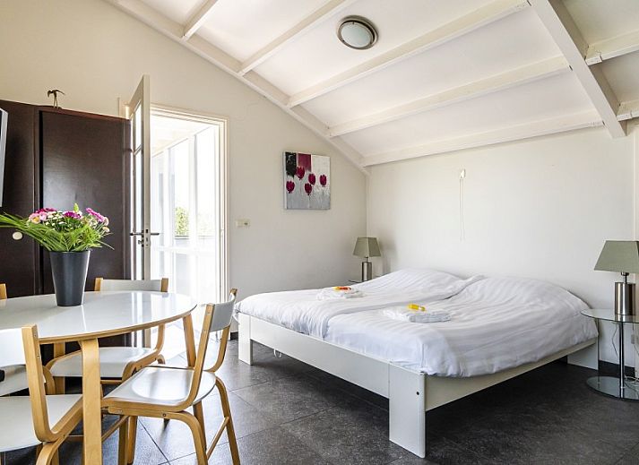 Open keuken en eetruimte in Westduin 19 vakantiehuis, Vlissingen, Walcheren, ideaal voor familiediners.