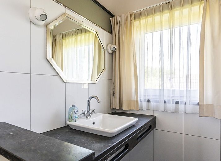 Open keuken en eetruimte in Westduin 19 vakantiehuis, Vlissingen, Walcheren, ideaal voor familiediners.