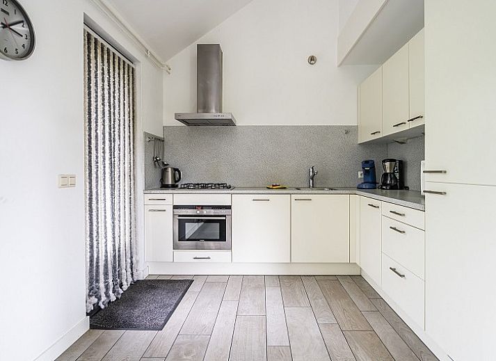 Luchtfoto van Westduin 4 in Vlissingen, omringd door groene natuur en nabij het strand, Walcheren, Zeeland.