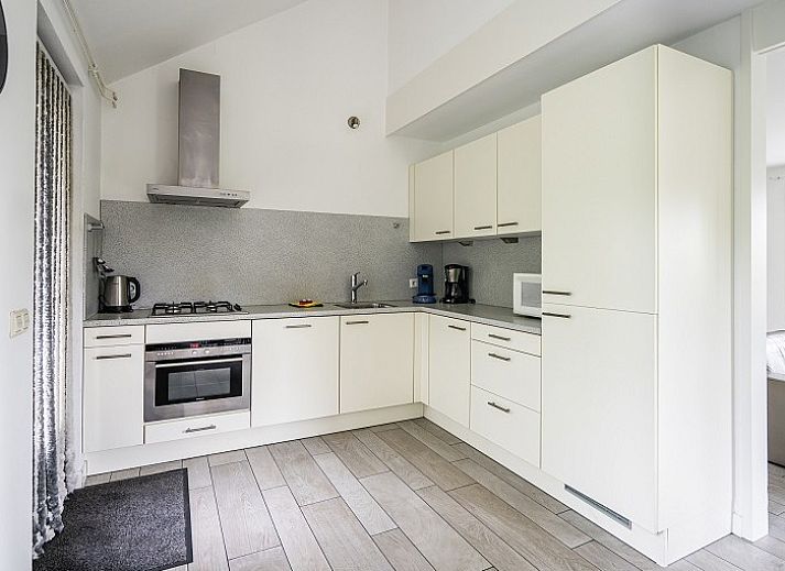 Luchtfoto van Westduin 4 in Vlissingen, omringd door groene natuur en nabij het strand, Walcheren, Zeeland.