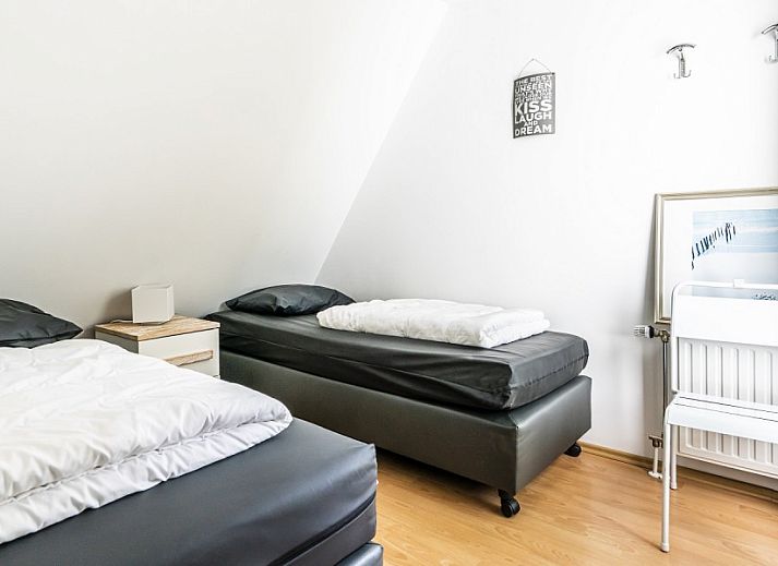 Modernes Esszimmer im Ferienhaus Westduin 24, Vlissingen, Walcheren, Zeeland.