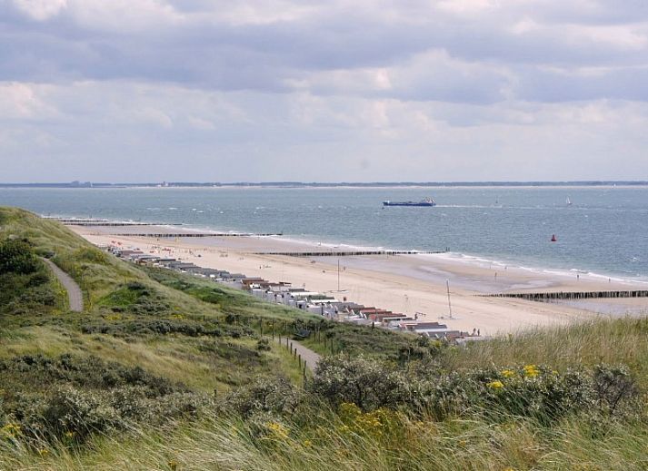 Geraeumiges Wohnzimmer mit Holzofen im Ferienhaus Westduin 24, Vlissingen, Walcheren, Zeeland.