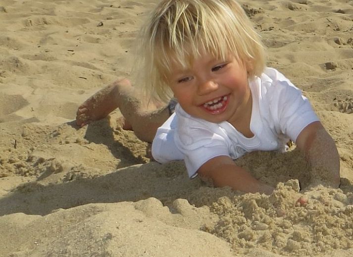 Geraeumiges Wohnzimmer mit Holzofen im Ferienhaus Westduin 24, Vlissingen, Walcheren, Zeeland.