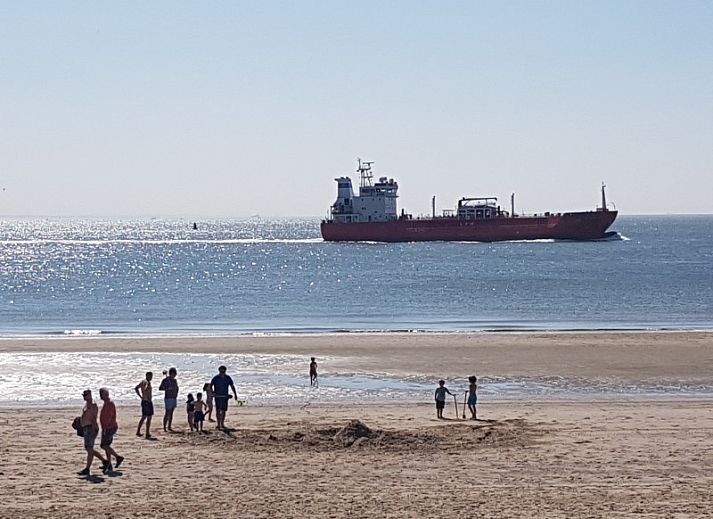 Geraeumiges Wohnzimmer mit Holzofen im Ferienhaus Westduin 24, Vlissingen, Walcheren, Zeeland.
