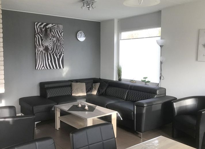 Vooraanzicht van Westduin 40 vakantiehuis in Vlissingen, Walcheren, omgeven door groene natuur.