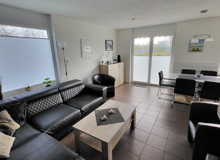 Vooraanzicht van Westduin 40 vakantiehuis in Vlissingen, Walcheren, omgeven door groene natuur.