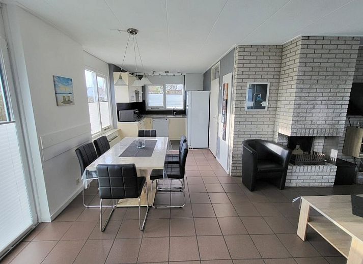 Vooraanzicht van Westduin 40 vakantiehuis in Vlissingen, Walcheren, omgeven door groene natuur.