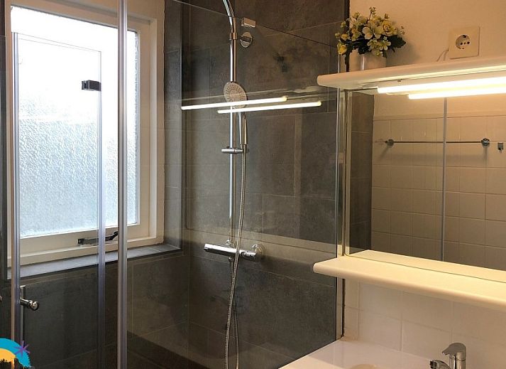 Vooraanzicht van Westduin 40 vakantiehuis in Vlissingen, Walcheren, omgeven door groene natuur.