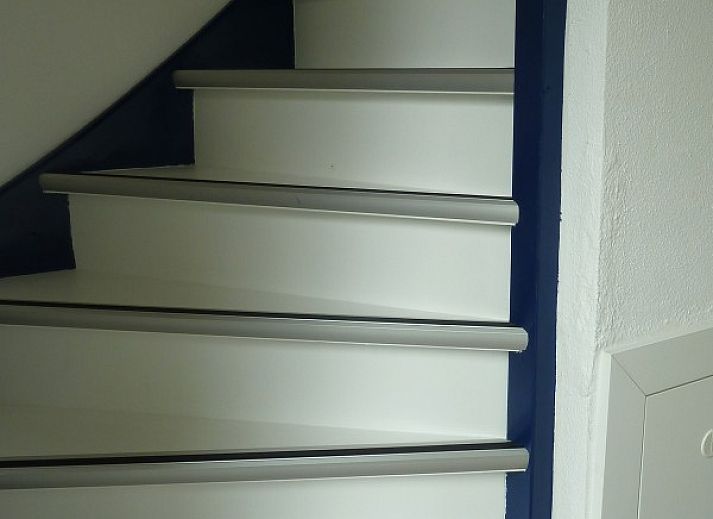 Eetkamer en keuken van Westduin 40 vakantiehuis in Vlissingen, Walcheren met moderne inrichting.