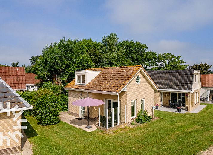 Gezellig terras met parasol bij vakantiehuis ZE379 in Vlissingen, Walcheren.