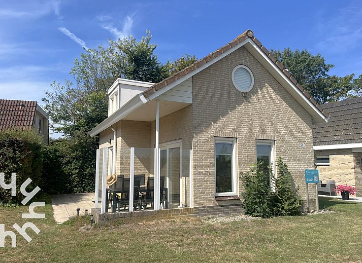 Lichte woonkamer in vakantiehuis ZE379, Vlissingen, Walcheren, met uitzicht op natuur.