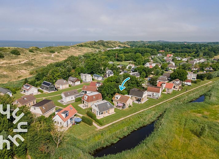 Lichte woonkamer in vakantiehuis ZE379, Vlissingen, Walcheren, met uitzicht op natuur.