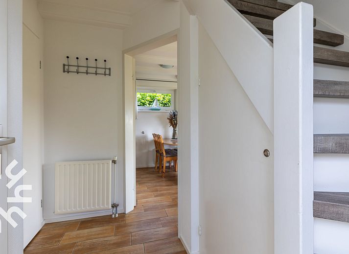 Lichte woonkamer in vakantiehuis ZE379, Vlissingen, Walcheren, met uitzicht op natuur.