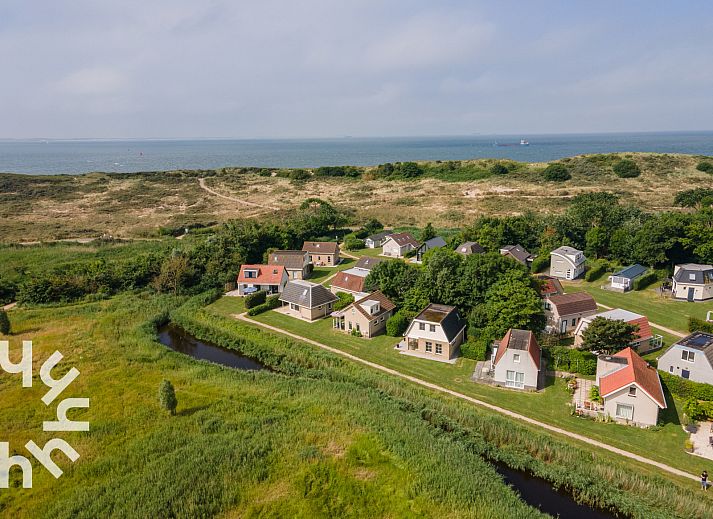 Lichte woonkamer in vakantiehuis ZE379, Vlissingen, Walcheren, met uitzicht op natuur.