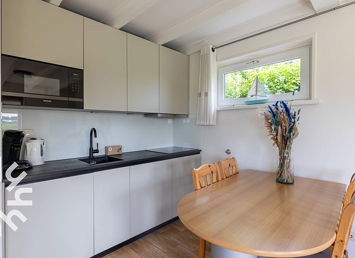 Lichte woonkamer in vakantiehuis ZE379, Vlissingen, Walcheren, met uitzicht op natuur.