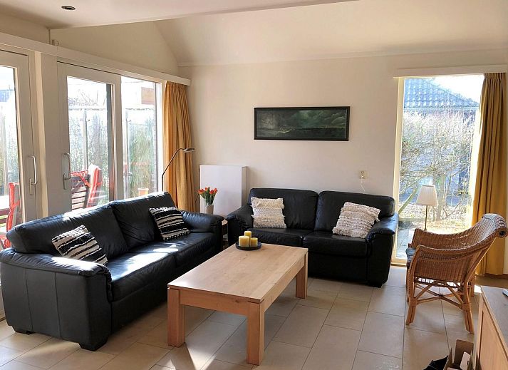 Veranda von VZ1123 Ferienhaus in Vlissingen, Walcheren, Zeeland mit Gartenmoebeln und gruener Umgebung.