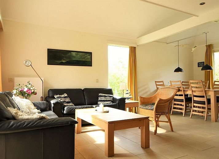 Sonnige Terrasse am Ferienhaus VZ1123 in Vlissingen, Walcheren, Zeeland mit bequemen Sitzgelegenheiten.