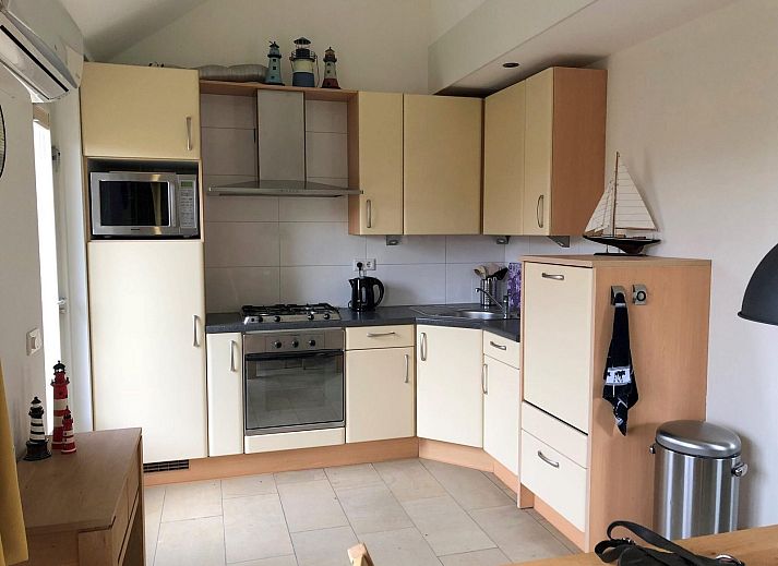 Sonnige Terrasse am Ferienhaus VZ1123 in Vlissingen, Walcheren, Zeeland mit bequemen Sitzgelegenheiten.