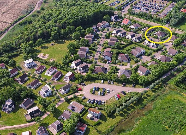 Helles Wohnzimmer des Ferienhauses VZ1123 in Vlissingen, Walcheren, Zeeland mit bequemen Sofas.