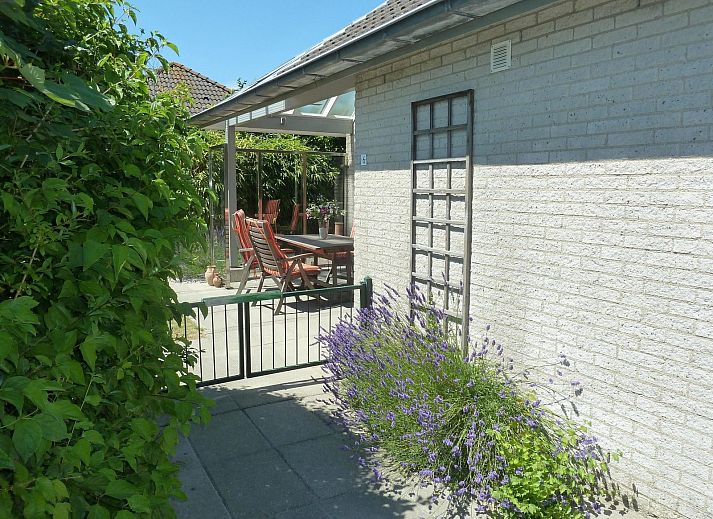 Helles Wohnzimmer des Ferienhauses VZ1123 in Vlissingen, Walcheren, Zeeland mit bequemen Sofas.
