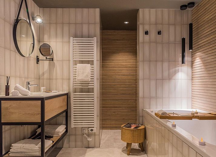 Geraeumiges Schlafzimmer in der VZ915 Deluxe Ocean Suite in Vlissingen mit Meerblick.