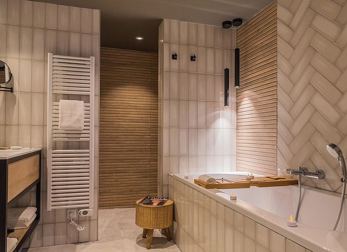 Geraeumiges Schlafzimmer in der VZ915 Deluxe Ocean Suite in Vlissingen mit Meerblick.