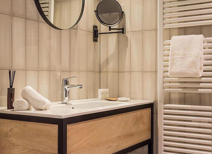 Geraeumiges Schlafzimmer in der VZ915 Deluxe Ocean Suite in Vlissingen mit Meerblick.