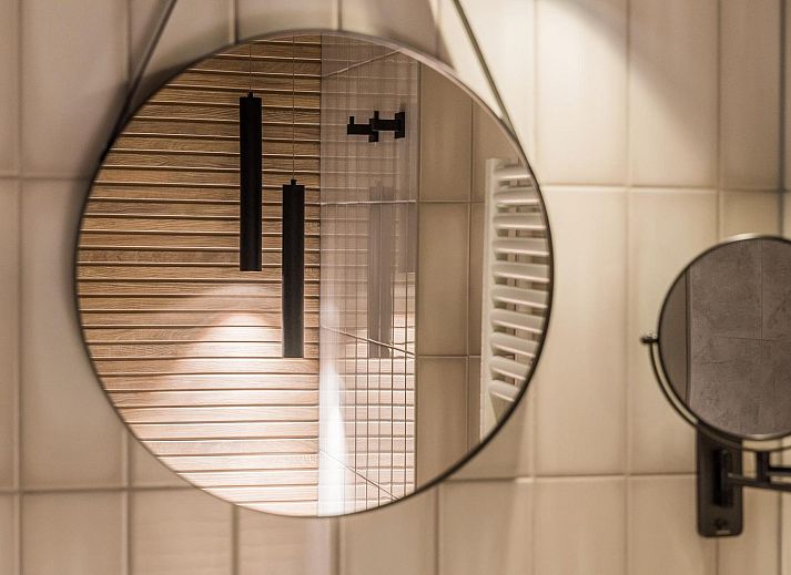 Geraeumiges Schlafzimmer in der VZ915 Deluxe Ocean Suite in Vlissingen mit Meerblick.