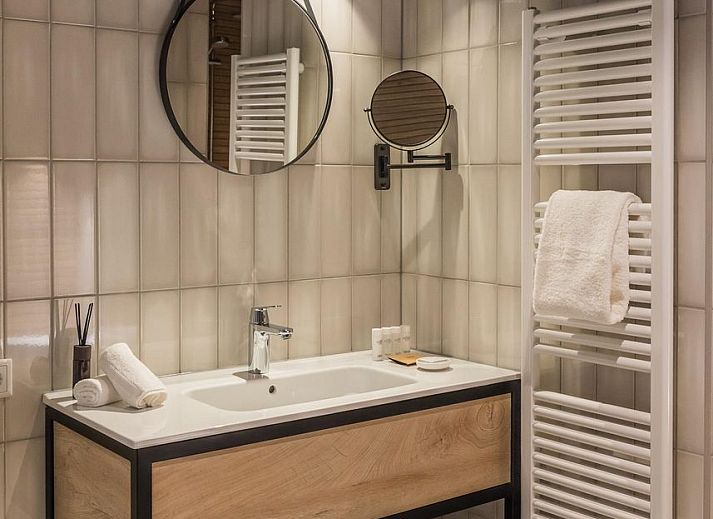 Komfortabler Sitzbereich in der VZ915 Deluxe Ocean Suite in Vlissingen, Zeeland.