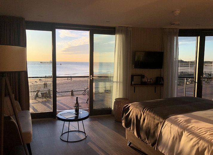 Komfortabler Sitzbereich in der VZ915 Deluxe Ocean Suite in Vlissingen, Zeeland.