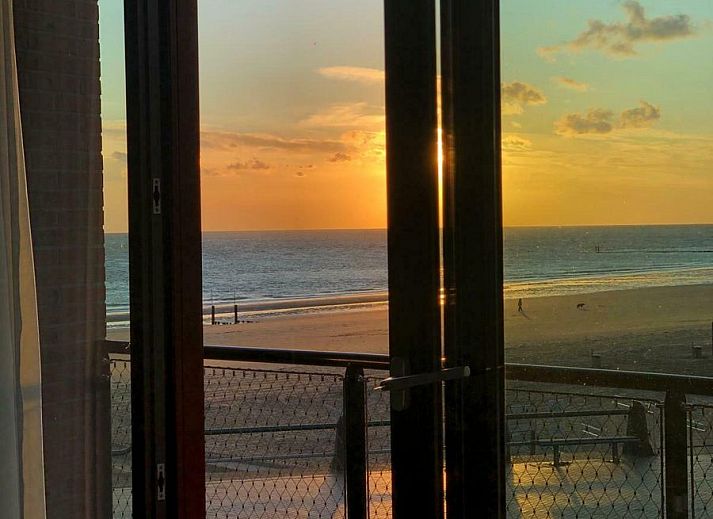 Luxurioeses, modern eingerichtetes Schlafzimmer in der VZ915 Deluxe Ocean Suite in Vlissingen.