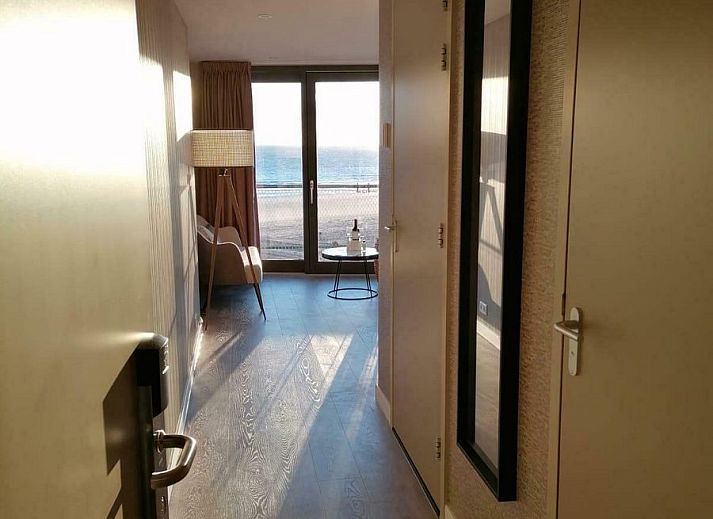 Luxurioeses, modern eingerichtetes Schlafzimmer in der VZ915 Deluxe Ocean Suite in Vlissingen.