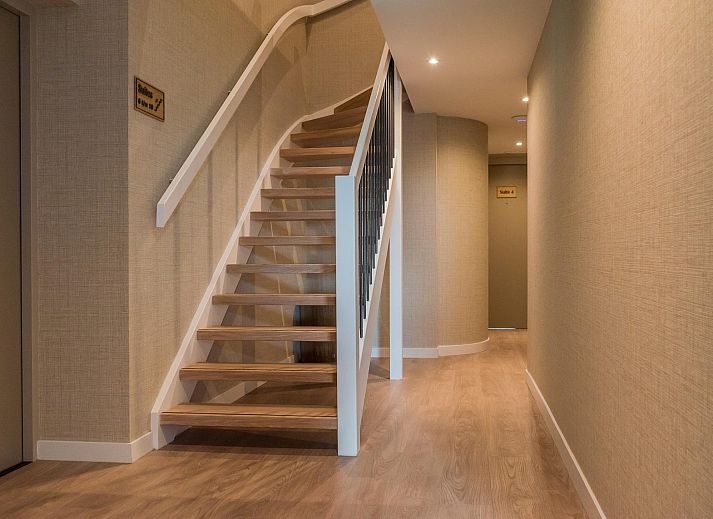 Luxurioeses, modern eingerichtetes Schlafzimmer in der VZ915 Deluxe Ocean Suite in Vlissingen.