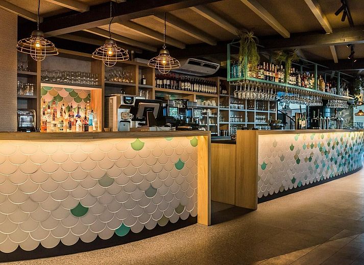 Gemuetliches Schlafzimmer in der Deluxe Ocean Suite VZ915, Flushing, mit Holzakzenten.