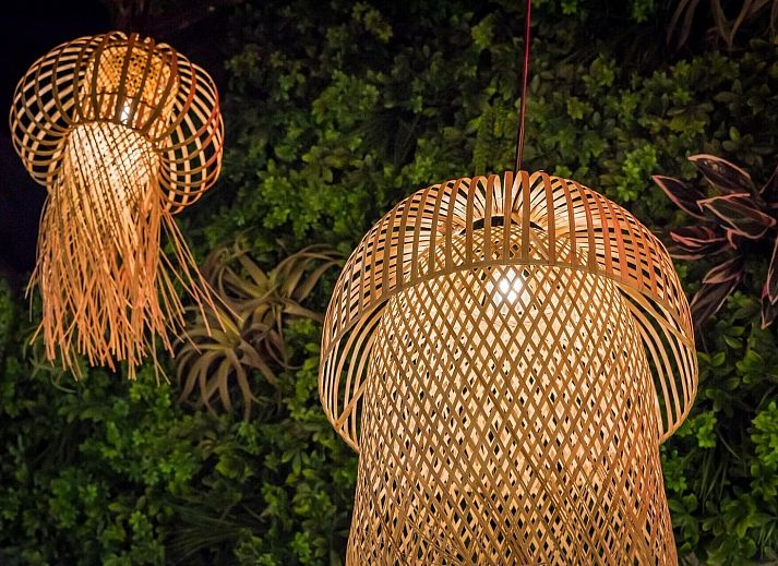 Stilvolles Schlafzimmer in der VZ915 Deluxe Ocean Suite in Vlissingen mit Blick auf das Meer.