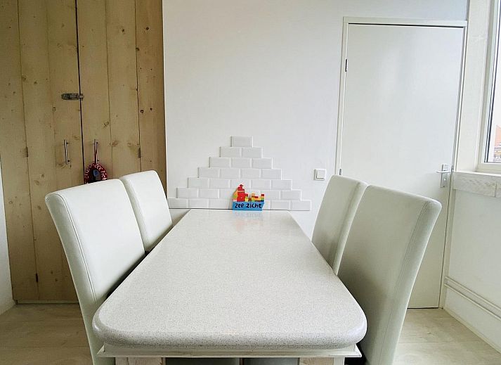 Buitenkant van VZ733 Studio Vlissingen, vakantieverblijf in Walcheren, Zeeland, met comfortabele zitplaatsen.