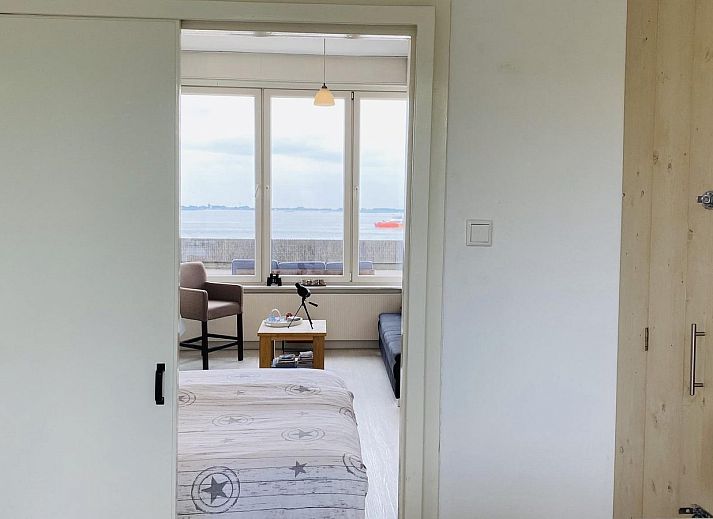 Gezellige woonkamer van VZ733 Studio Vlissingen, vakantiewoning in Vlissingen, met uitzicht op de zee.