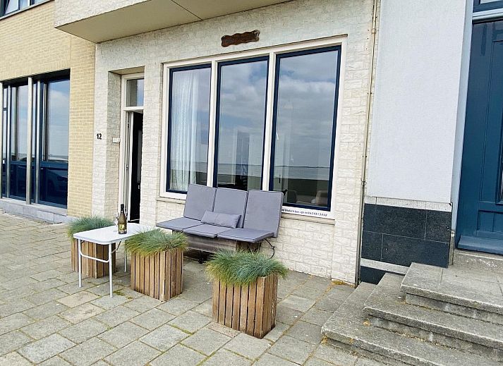 Binnenruimte van VZ733 Studio Vlissingen, vakantieaccommodatie in Zeeland, met comfortabele inrichting en zeezicht.