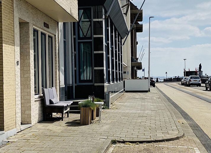 Binnenruimte van VZ733 Studio Vlissingen, vakantieaccommodatie in Zeeland, met comfortabele inrichting en zeezicht.