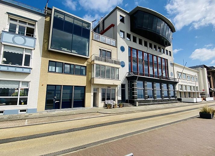 Binnenruimte van VZ733 Studio Vlissingen, vakantieaccommodatie in Zeeland, met comfortabele inrichting en zeezicht.