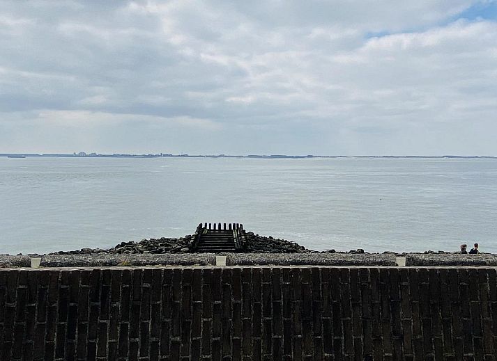 Binnenruimte van VZ733 Studio Vlissingen, vakantieaccommodatie in Zeeland, met comfortabele inrichting en zeezicht.