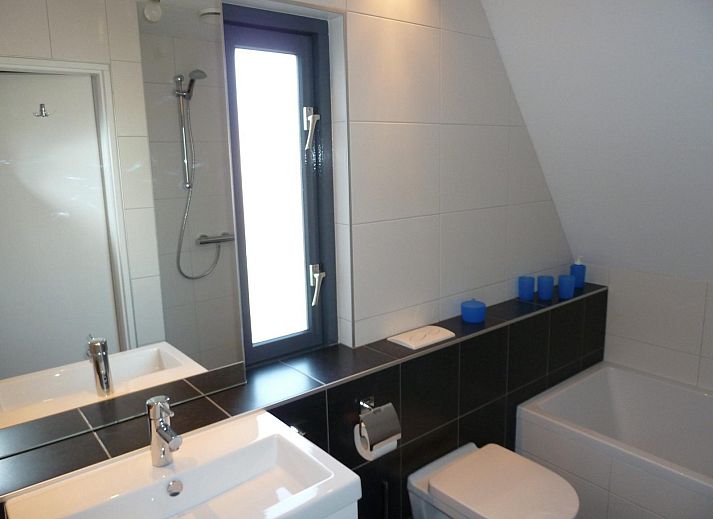 Aussenbereich des VZ1143 Ferienhauses in Vlissingen mit Gartenmoebeln in Zeeland.